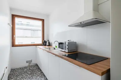 Cuisine ou kitchenette dans l'établissement Appartement Paisible proche parc des princes - 4P