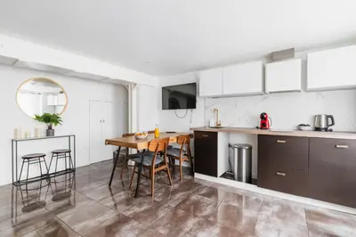 Cuisine ou kitchenette dans l'établissement 2 pieces Buttes chaumont parfait pour famille