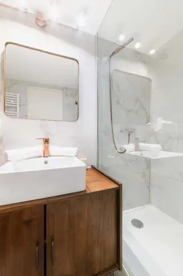 Salle de bains dans l'établissement 2 pieces Buttes chaumont parfait pour famille