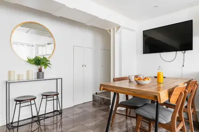 Télévision ou salle de divertissement dans l'établissement 2 pieces Buttes chaumont parfait pour famille