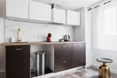 Cuisine ou kitchenette dans l'établissement 2 pieces Buttes chaumont parfait pour famille
