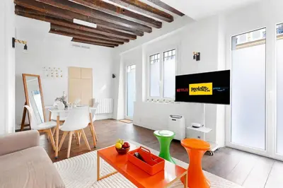 Télévision ou salle de divertissement dans l'établissement Suite Beausire charme parisien au cœur du Marais