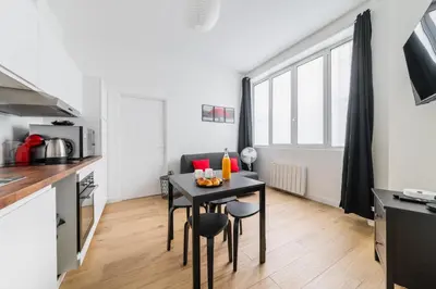 Cuisine ou kitchenette dans l'établissement Appartement cosy refait a neuf - Paris 19 - 4P