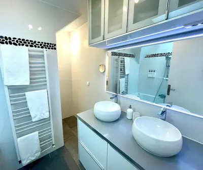 Salle de bains dans l'établissement Ideally located , Eiffel Tower view