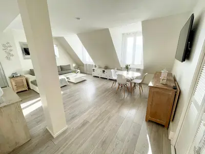 Télévision ou salle de divertissement dans l'établissement Ideally located , Eiffel Tower view