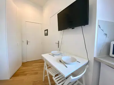 Télévision ou salle de divertissement dans l'établissement New 468 Suite Eddy - Cosy Apartment Paris Center