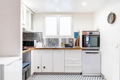 Cuisine ou kitchenette dans l'établissement GuestReady - Charming Retreat in La Roquette