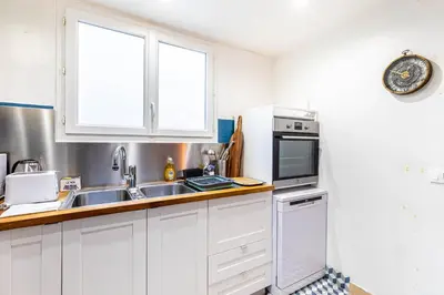 Cuisine ou kitchenette dans l'établissement GuestReady - Charming Retreat in La Roquette