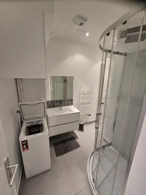 Salle de bains dans l'établissement 26 rue Jean de la Fontaine - Bail mobilité