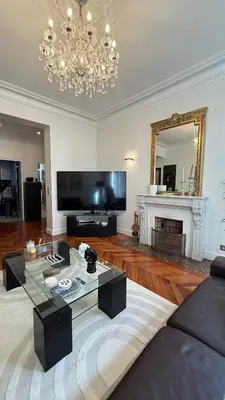 Télévision ou salle de divertissement dans l'établissement Champs Elysée Apprt II