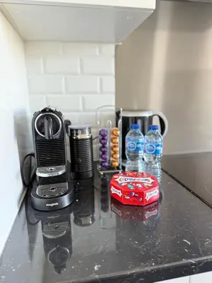 Cuisine ou kitchenette dans l'établissement Parisian Apartment for 3 People - Paris Parc des Princes WiFi & Metro