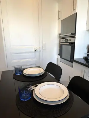Cuisine ou kitchenette dans l'établissement Parisian Apartment for 3 People - Paris Parc des Princes WiFi & Metro