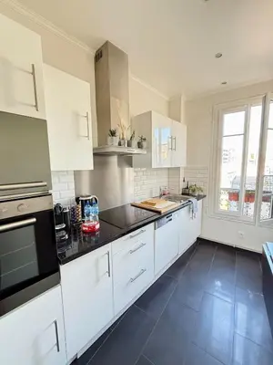 Cuisine ou kitchenette dans l'établissement Parisian Apartment for 3 People - Paris Parc des Princes WiFi & Metro