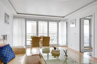 Coin salon dans l'établissement Suite Mitterand, Penthouse Parisien avec balcon