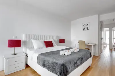Un ou plusieurs lits dans un hébergement de l'établissement Suite Mitterand, Penthouse Parisien avec balcon