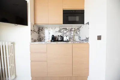 Cuisine ou kitchenette dans l'établissement Stunning View on Eiffel Tower with Balcony