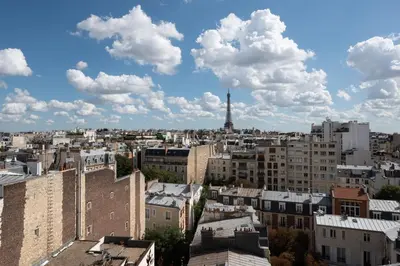 Vue générale sur Paris ou vue de la ville depuis l'appartement