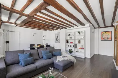 Coin salon dans l'établissement Madeleine & Champs-Élysées - 2BR - Paris Vacation Rentals