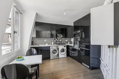 Cuisine ou kitchenette dans l'établissement Madeleine & Champs-Élysées - 2BR - Paris Vacation Rentals