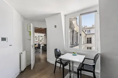 Plan de l'établissement Madeleine & Champs-Élysées - 2BR - Paris Vacation Rentals