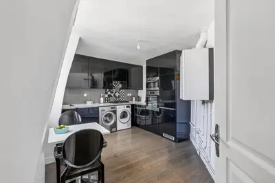 Cuisine ou kitchenette dans l'établissement Madeleine & Champs-Élysées - 2BR - Paris Vacation Rentals
