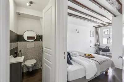 Un ou plusieurs lits dans un hébergement de l'établissement Madeleine & Champs-Élysées - 2BR - Paris Vacation Rentals