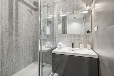 Salle de bains dans l'établissement Madeleine & Champs-Élysées - 2BR - Paris Vacation Rentals