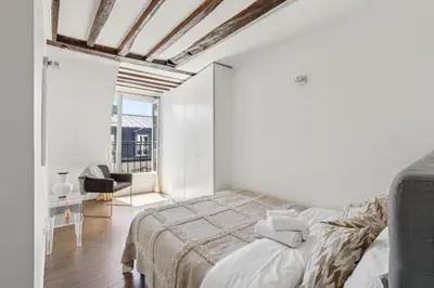Un ou plusieurs lits dans un hébergement de l'établissement Madeleine & Champs-Élysées - 2BR - Paris Vacation Rentals