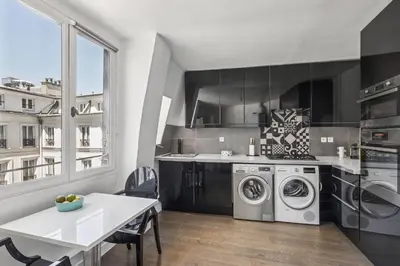 Cuisine ou kitchenette dans l'établissement Madeleine & Champs-Élysées - 2BR - Paris Vacation Rentals