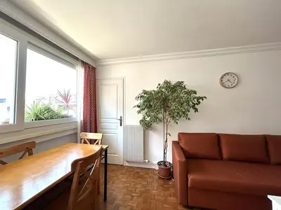 Coin salon dans l'établissement Vue sur la tour Eiffel, agréable appartement T2