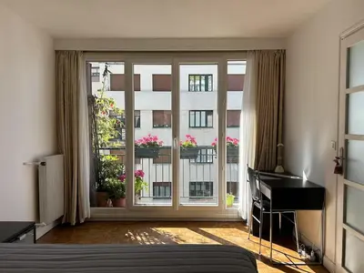 Télévision ou salle de divertissement dans l'établissement Vue sur la tour Eiffel, agréable appartement T2