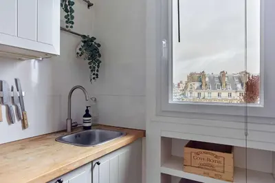 Cuisine ou kitchenette dans l'établissement Charming Apartment 1 bedroom heart 16th in Paris