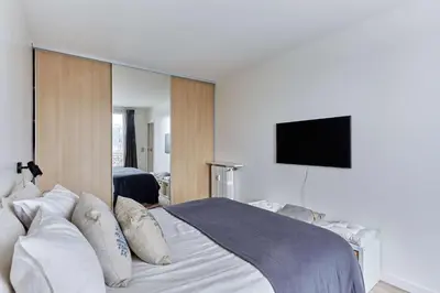 Un ou plusieurs lits dans un hébergement de l'établissement Charming Apartment 1 bedroom heart 16th in Paris