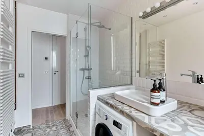 Salle de bains dans l'établissement Charming Apartment 1 bedroom heart 16th in Paris
