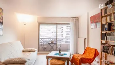 Coin salon dans l'établissement Grand appartement et cosy Paris