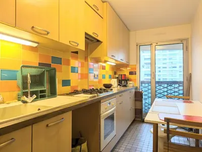 Cuisine ou kitchenette dans l'établissement Grand appartement et cosy Paris