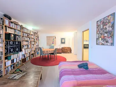 Bibliothèque dans l'appartement