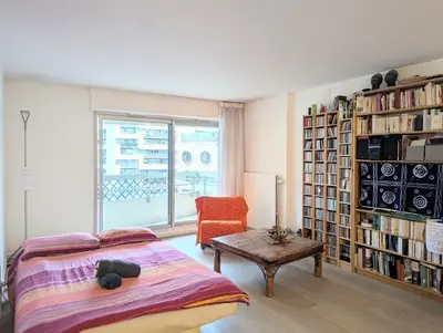 Bibliothèque dans l'appartement