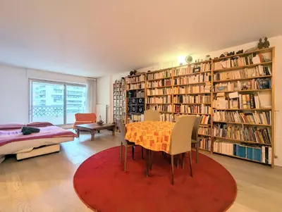 Bibliothèque dans l'appartement