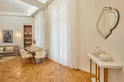 Coin salon dans l'établissement Chic Saint Honoré Luxury Stay with AC