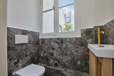 Salle de bains dans l'établissement Chic Saint Honoré Luxury Stay with AC