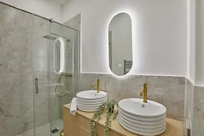 Salle de bains dans l'établissement Chic Saint Honoré Luxury Stay with AC