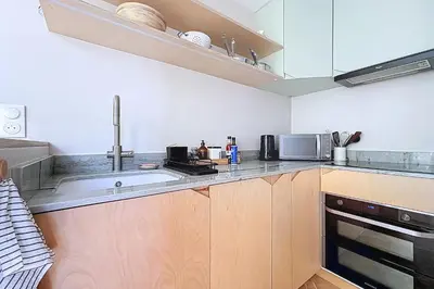 Cuisine ou kitchenette dans l'établissement Bright apartment in Mouzaïa Paris 19th arrondissement