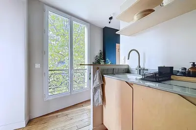 Cuisine ou kitchenette dans l'établissement Bright apartment in Mouzaïa Paris 19th arrondissement