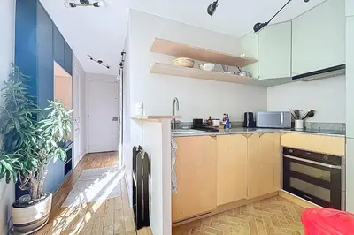 Cuisine ou kitchenette dans l'établissement Bright apartment in Mouzaïa Paris 19th arrondissement