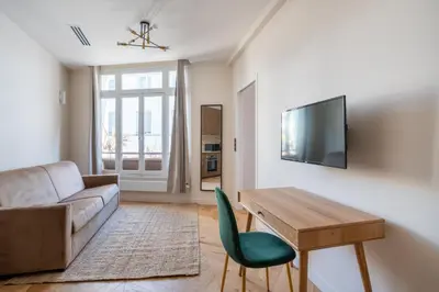 Télévision ou salle de divertissement dans l'établissement Newly renovated cosy apartment for 4 in Bastille