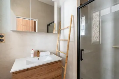 Salle de bains dans l'établissement Spacious Cosy Apartment for 2 Bastille Paris