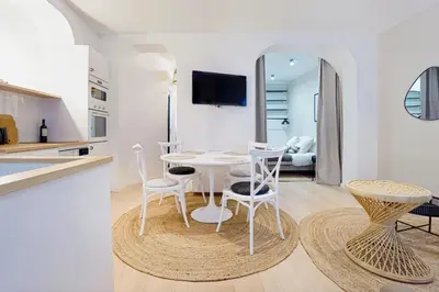 Cuisine ou kitchenette dans l'établissement Apartment ideally located in Paris 15