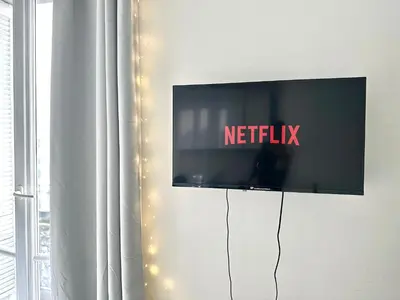 Télévision ou salle de divertissement dans l'établissement New 355 Suite Celine- Cosy Apartment Paris Center