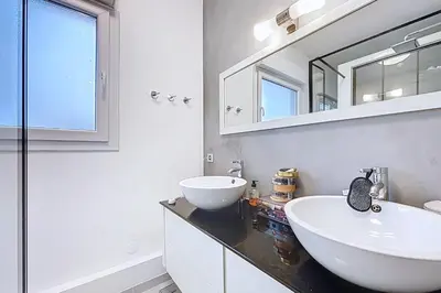 Salle de bains dans l'établissement Charmant 2 pièces au cœur de Levallois